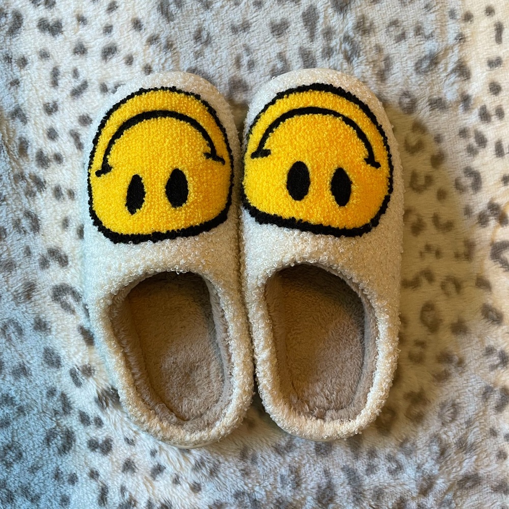 Smiley Face slippers Size 6 37-38 Like new without Tags